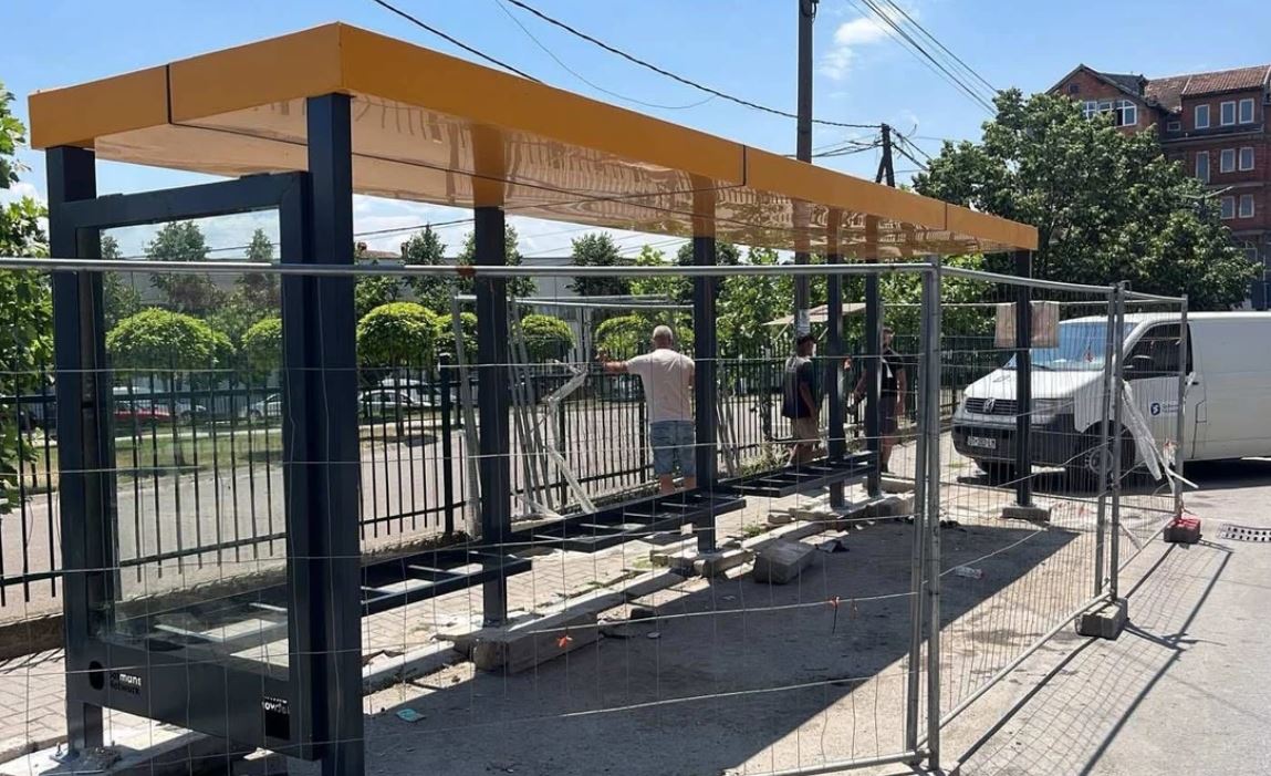 Komuna e Prishtinës nis vendosjen e pritoreve të reja të autobusëve, premton zgjerim edhe në lokacione të tjera