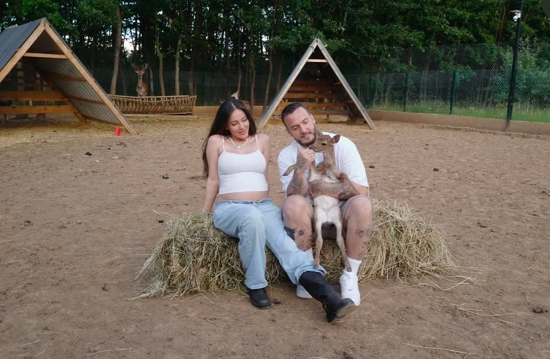 Lotina Haziri konfirmon shtatzëninë, publikon fotografi me barkun e rrumbullakosur pranë Mozzikut