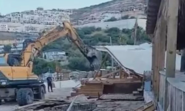 Prishen ndërtime pa leje në bregdetin e Jalës
