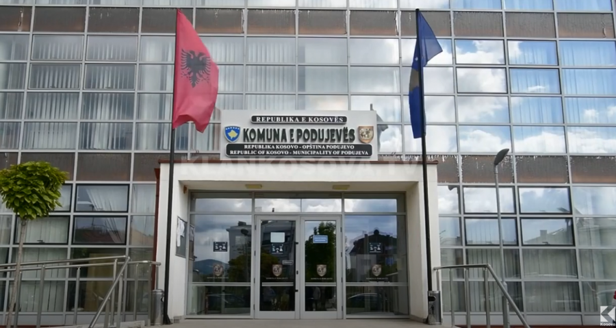 Pas Mitrovicës, edhe Podujeva lejon shfrytëzimin e parkingjeve të disa shkollave