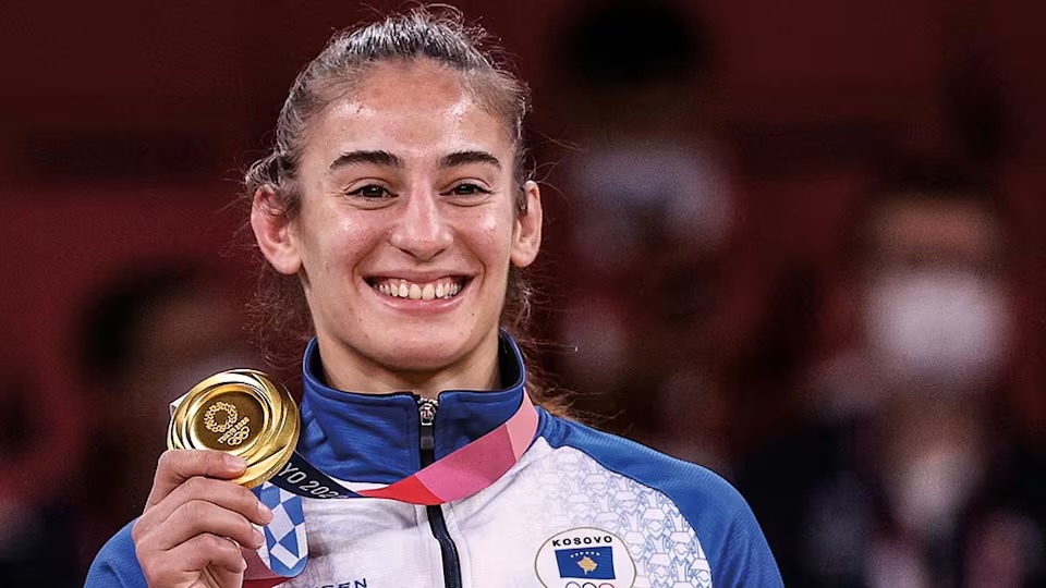 “Solli dritë”: Nora Gjakova fitoi medaljen e artë para pesë vjetësh, kur Kosova mbante zi për aksidentin në Kroaci