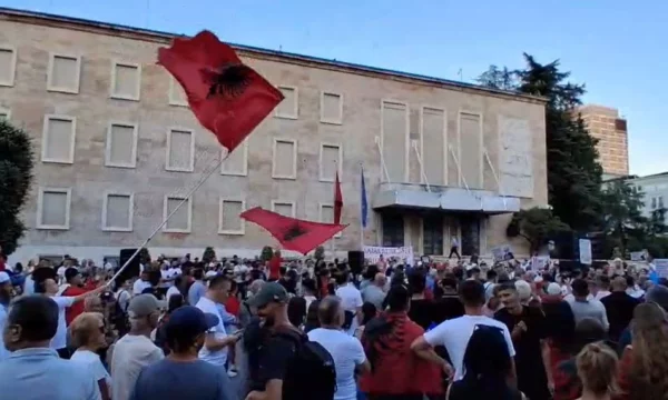 Dita e 36 e protestës në Shqipëri, qytetarët para Kryeministrisë