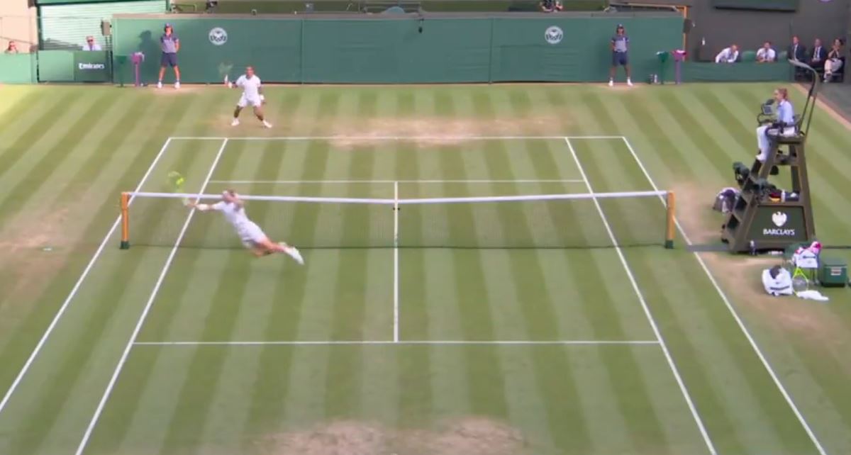 “Luftojnë” si të ishte pikë për kampion, tenisti spanjoll “fluturon” në ndeshjen e Wimbledonit