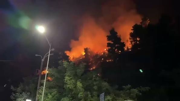 Zjarri në zonën malore në Mat, zjarrfikësit ndërhyjnë për të shuar flakët