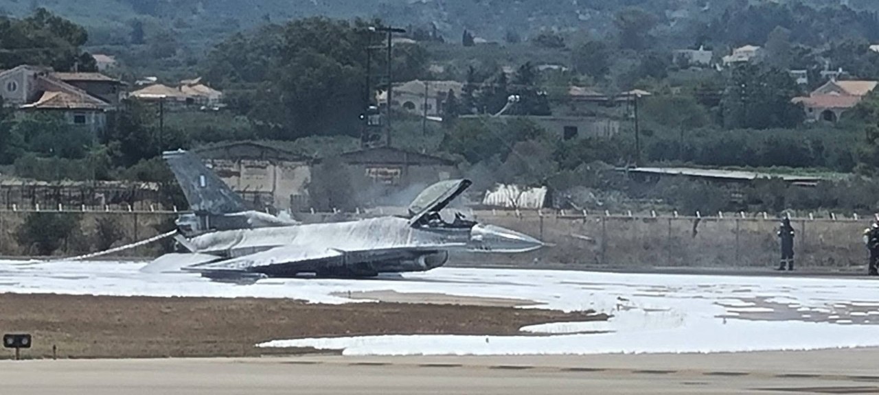 Digjet aeroplani ushtarak në aeroportin grek