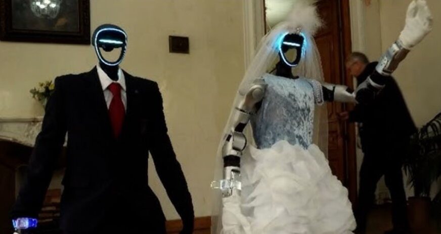 Dy robotë martohen në Rusi