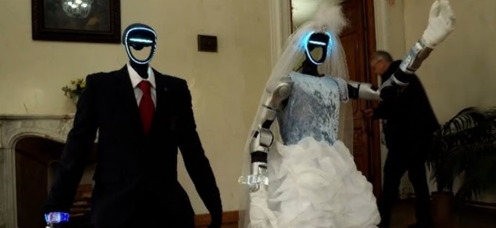 Dy robotë martohen në Rusi