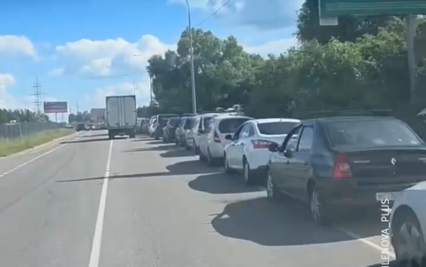 Përleshje fizike në pompat e derivateve në Rusi mes krizës me karburante
