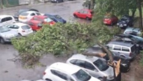 MPB me detaje pas stuhisë: Janë dëmtuar 117 automjete, objekte të ministrive, si dhe 10 persona janë lënduar
