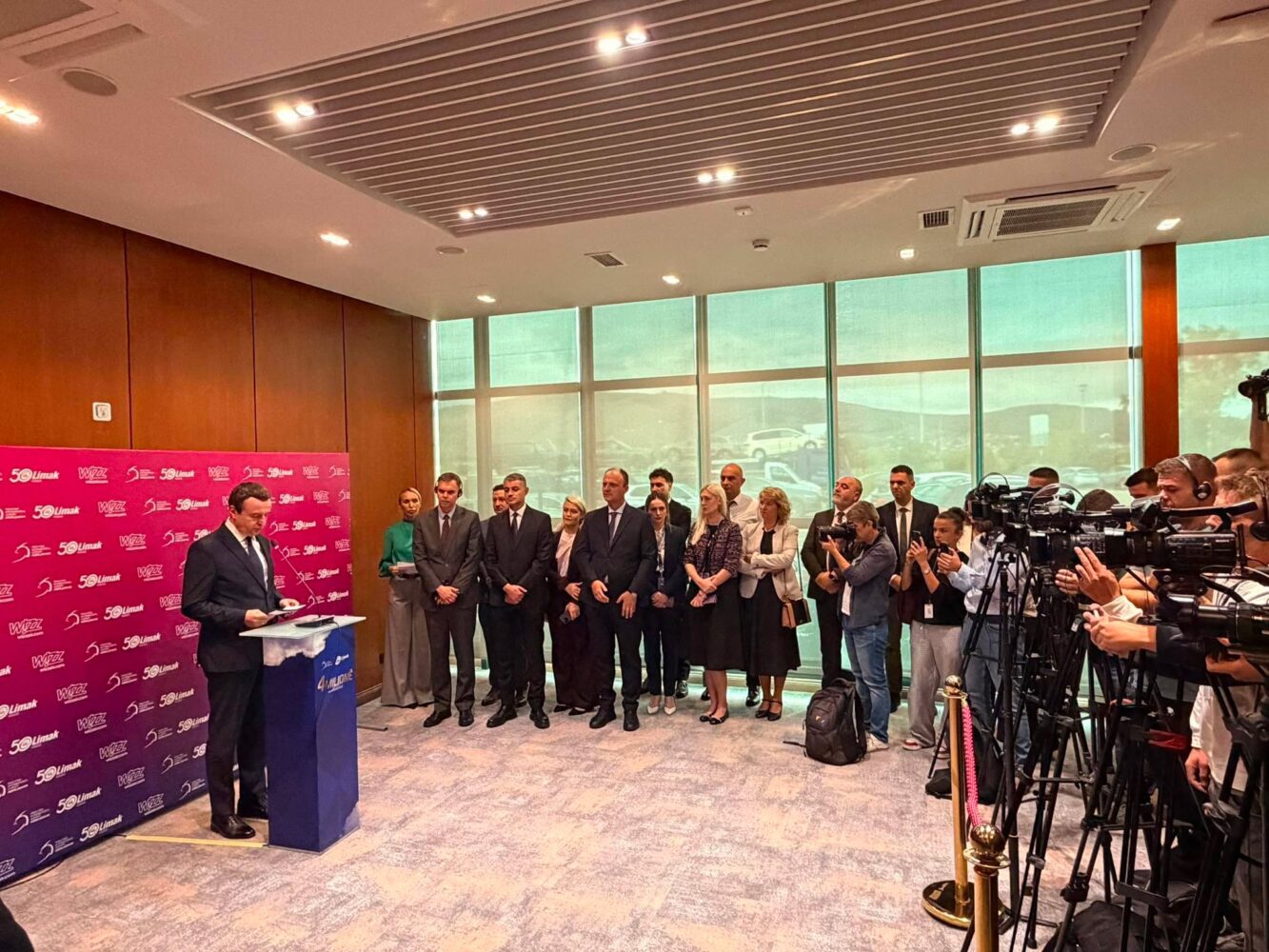 Kurti merr pjesë në hapjen e bazës operative të Wizz Air në Aeroportin Ndërkombëtar të Prishtinës