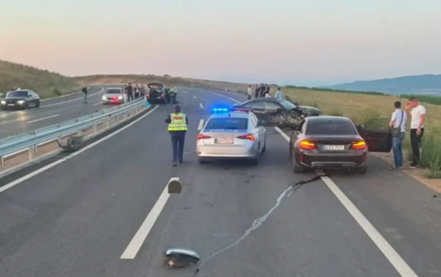 Vdes një grua dhe lëndohen disa të tjerë në aksidentin e rënë në magjistralen Mitrovicë-Prishtinë