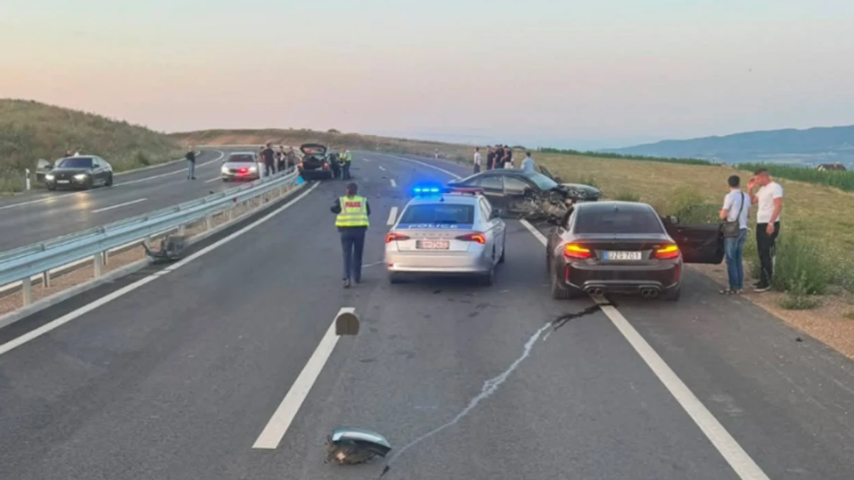 Vdes një grua dhe lëndohen disa të tjerë në aksidentin e rënë në magjistralen Mitrovicë-Prishtinë