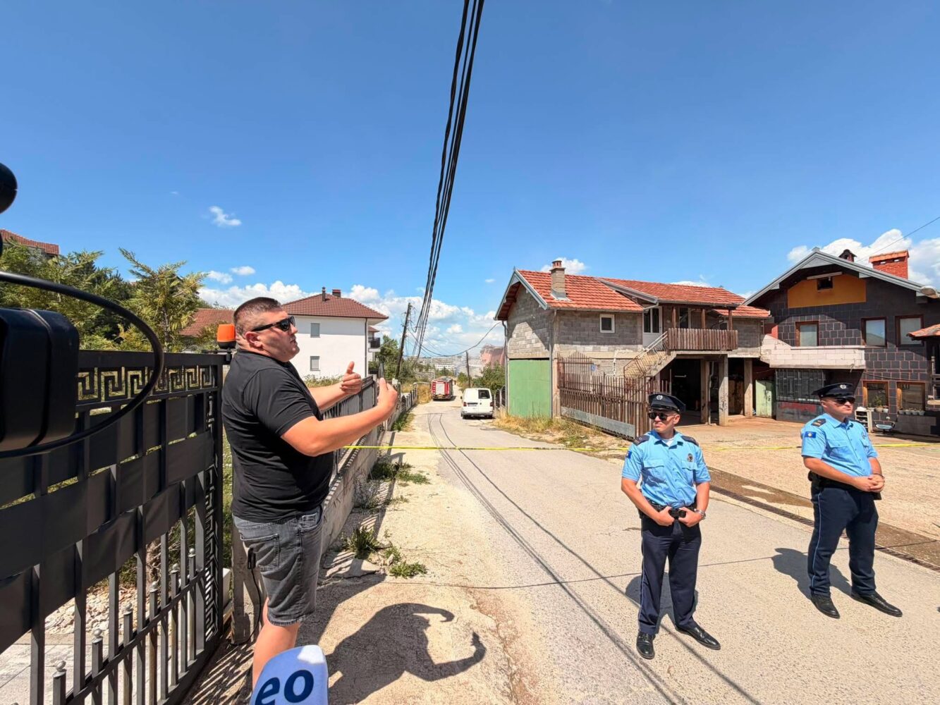 Rrënimi i shtëpisë në rrugën “A”, Policia ndalon vëllain e pronarit, ai akuzon Komunën për veprim pa vendim gjykate
