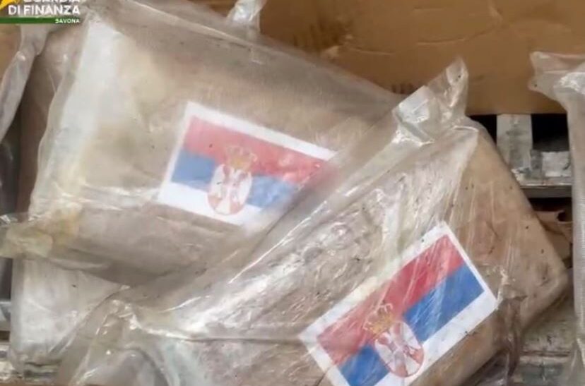 “Ishin fshehur në paleta bananesh” – Kapet kokainë në Itali, brenda pakove flamuri serb