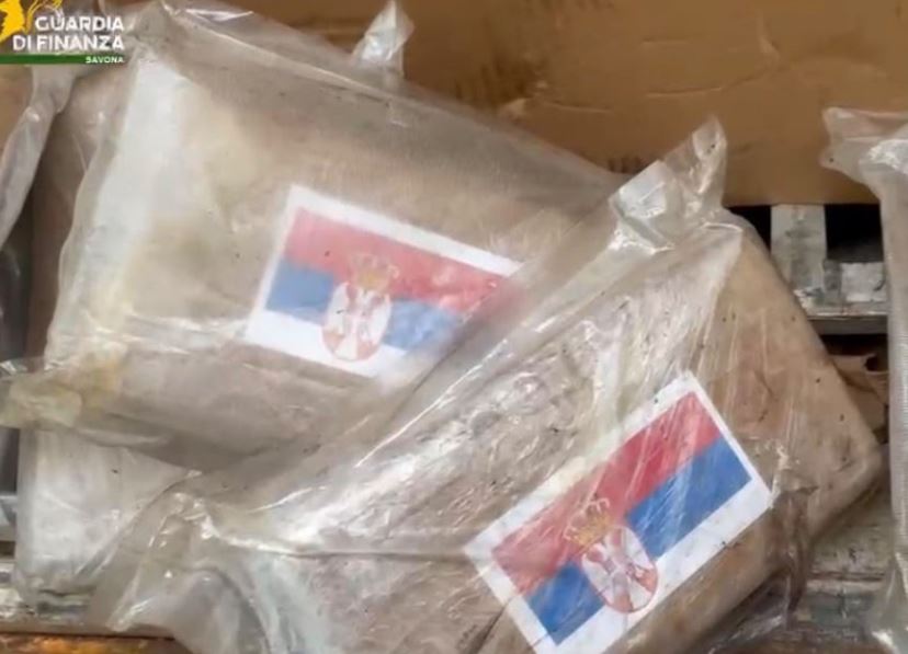 “Ishin fshehur në paleta bananesh” – Kapet kokainë në Itali, brenda pakove flamuri serb