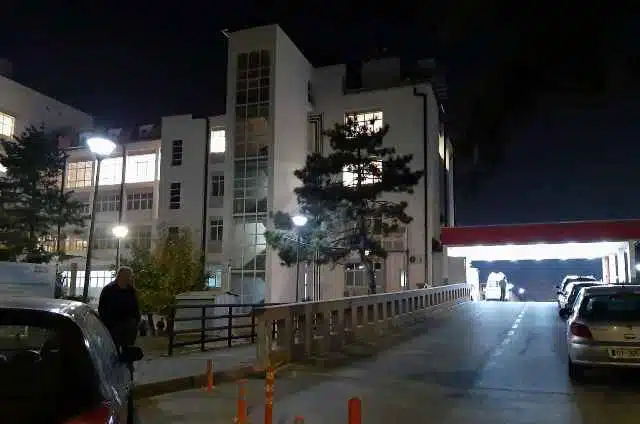 Shpëtohet mrekullisht fëmija pas rënies në ujë në një restorant në Mitrovicë, dërgohet në QKUK
