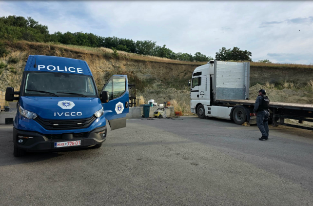 Bastisja nga Krimet Ekonomike/ Sekuestrohen mijëra euro, armë e autobotë për transporte derivatesh
