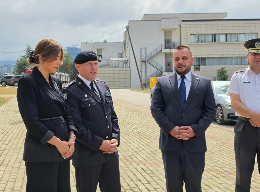 Haxhiu dhe Bashkim Jashari presin Albin Kurtin në ceremoninë e diplomimit të kadetëve të FSK-së