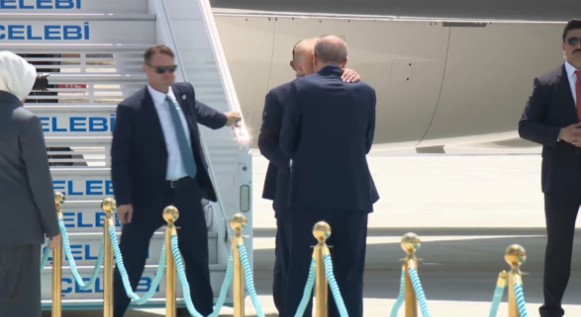 Trump zbret në Ankara për samitin e NATO-s, pas përshëndetjes speciale me Erdoganin