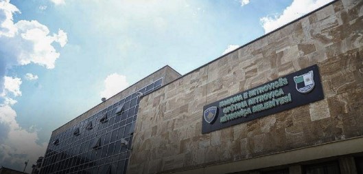 Pas oborreve të institucioneve, Peci i lëshon për vendparkime edhe oborret e shkollave