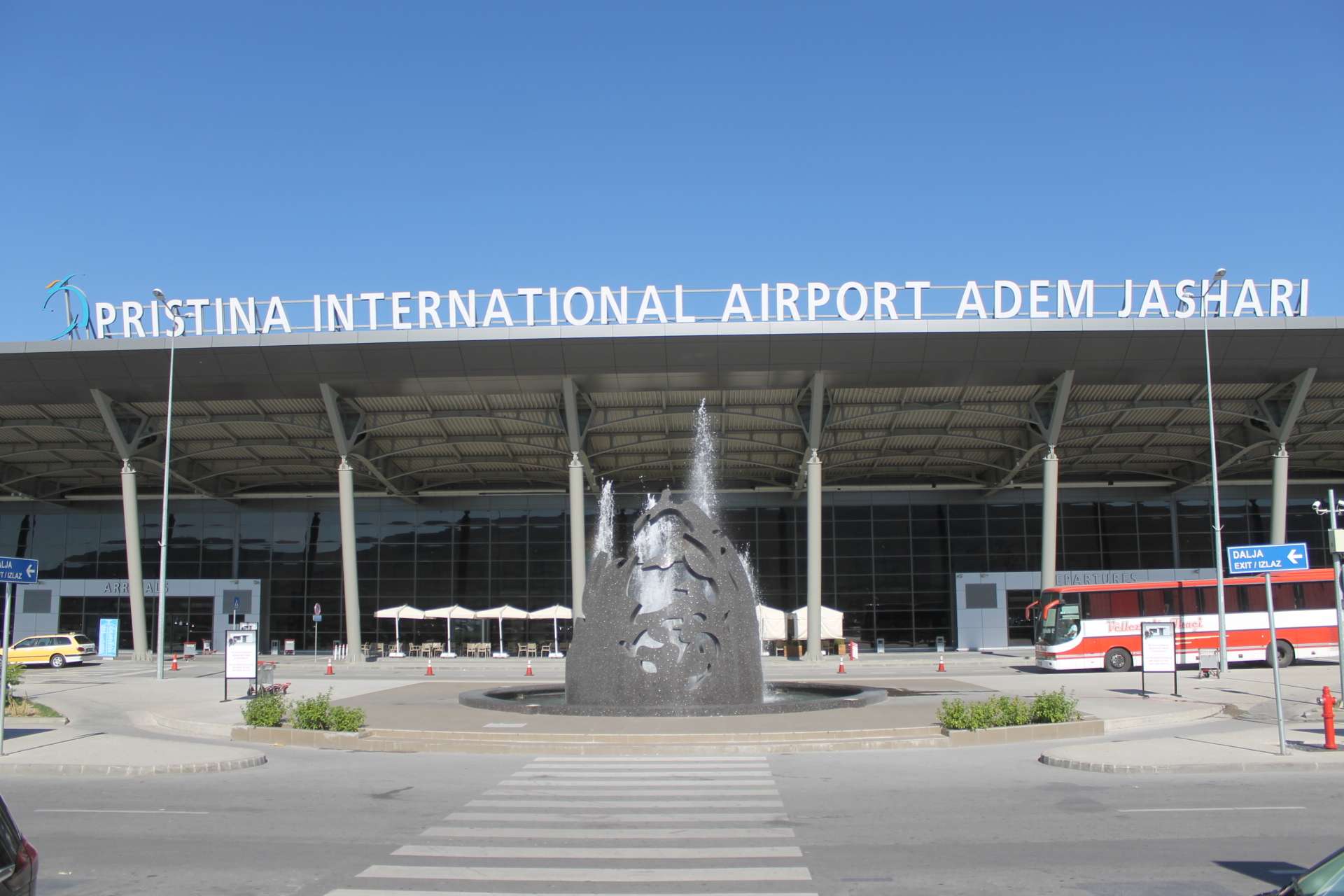 Gjatë kontrollit në Aeroportin e Prishtinës, një gruaje i gjenden fishekë në valixhe