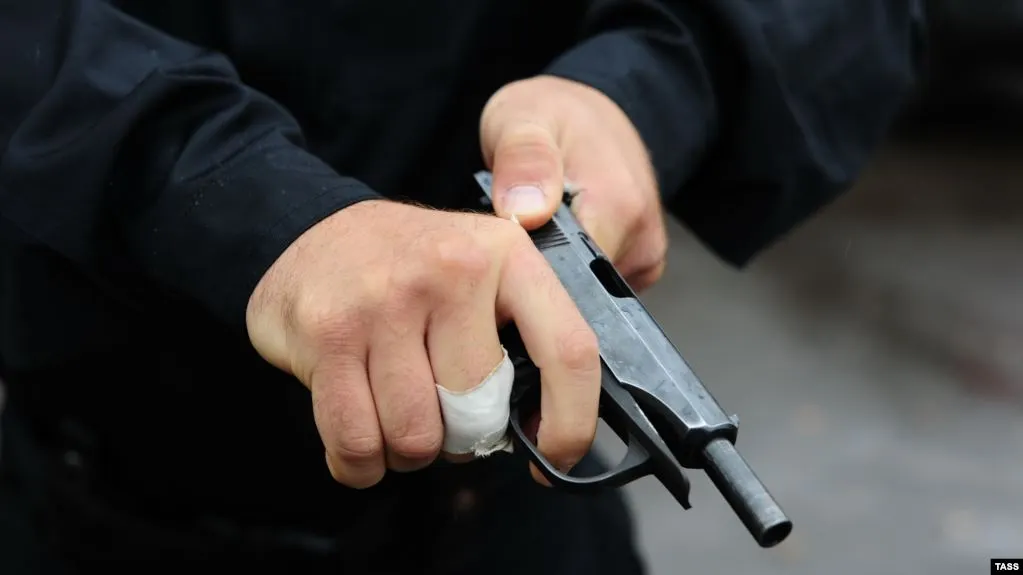 Të shtëna me armë zjarri në Pejë, policia rrethon zonën