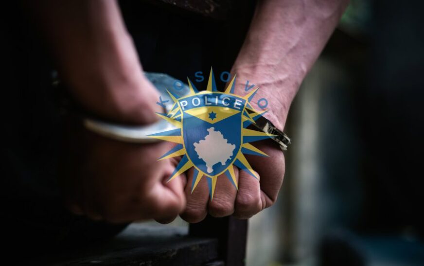 Ndalohen dy automjete në magjistralen Ferizaj-Prishtinë, tre persona në pranga për narkotikë