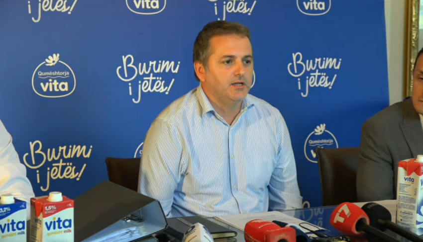 Përfaqësues të fermerëve dhe drejtori i kompanisë “Vita”, mbajnë konferencë për media para AUV-it