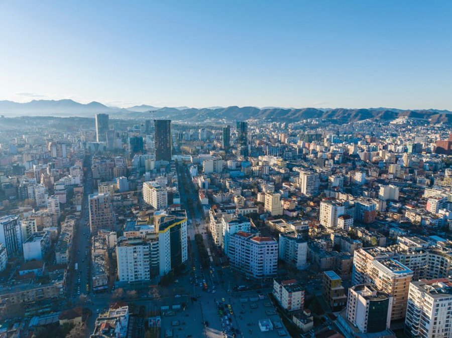 Tirana, mes tregjeve më të shtrenjta, qiratë e zyrave në kulla arrijnë deri në 40 euro/m²