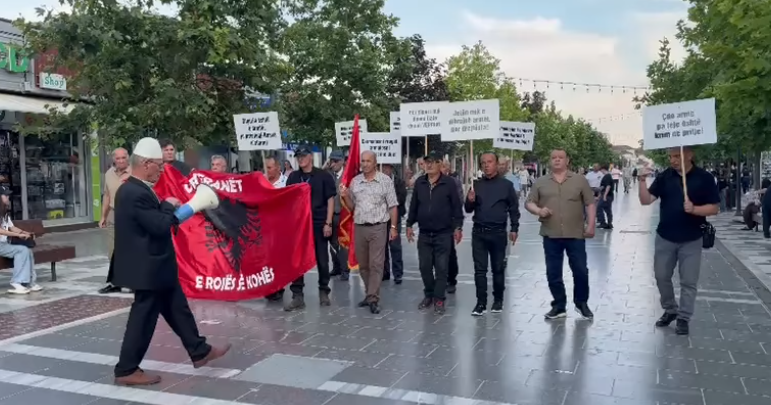 “Stop gjakderdhjes”: Protestohet në Podujevë pas plagosjes së katërfishtë