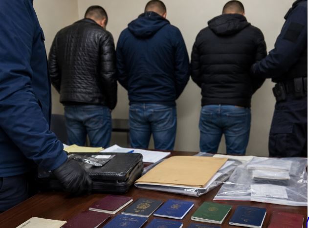 Tentuan të realizonin shitblerje tokash në vlerë prej 1.55 milionë eurosh me dokumente të falsifikuara, arrestohen tre persona