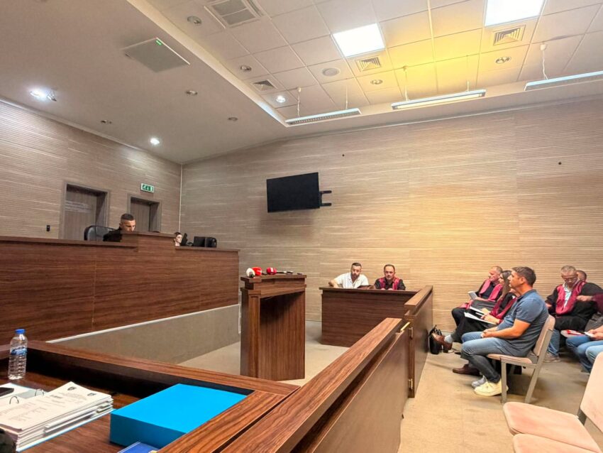 Dështon të mbahet seanca fillestare për barrikadat në veri