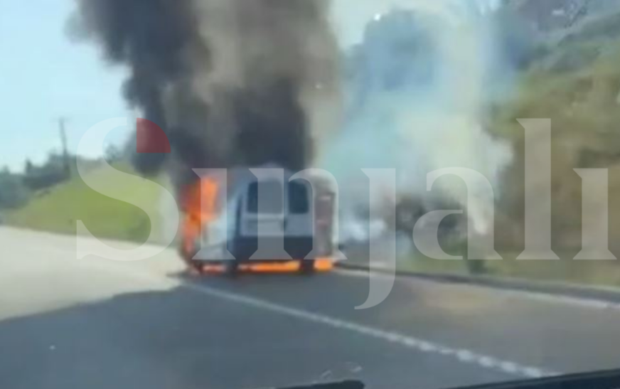 Digjet një automjet “pick-up” në rrugën Suharekë–Prishtinë