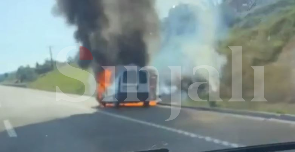 Digjet një automjet “pick-up” në rrugën Suharekë–Prishtinë