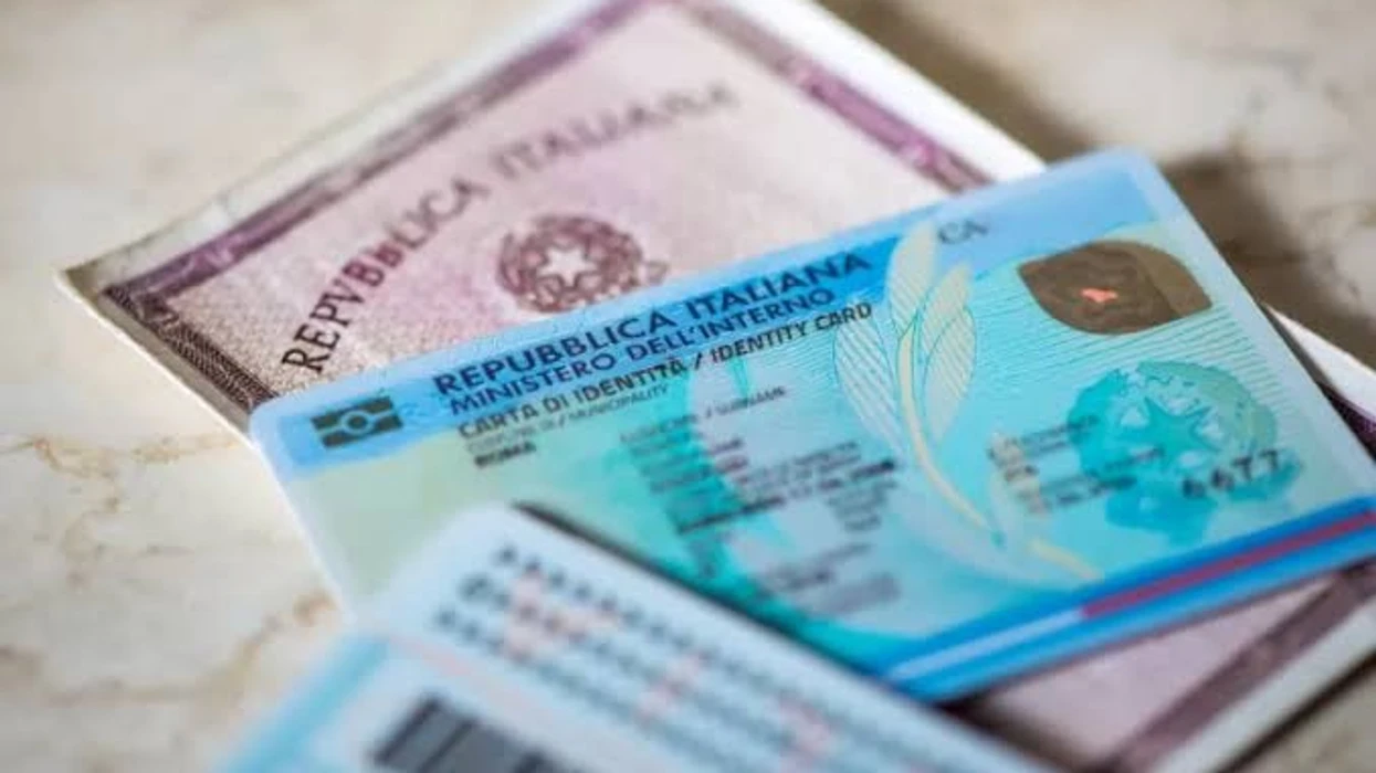 Ambasada italiane njofton qytetarët: Kartat e identitetit në letër skadojnë përfundimisht më 3 gusht