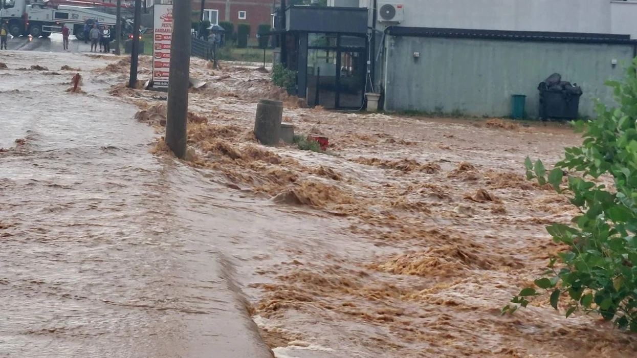 Pas reshjeve të shiut, lirohet për qarkullim magjistralja Ferizaj-Gjilan