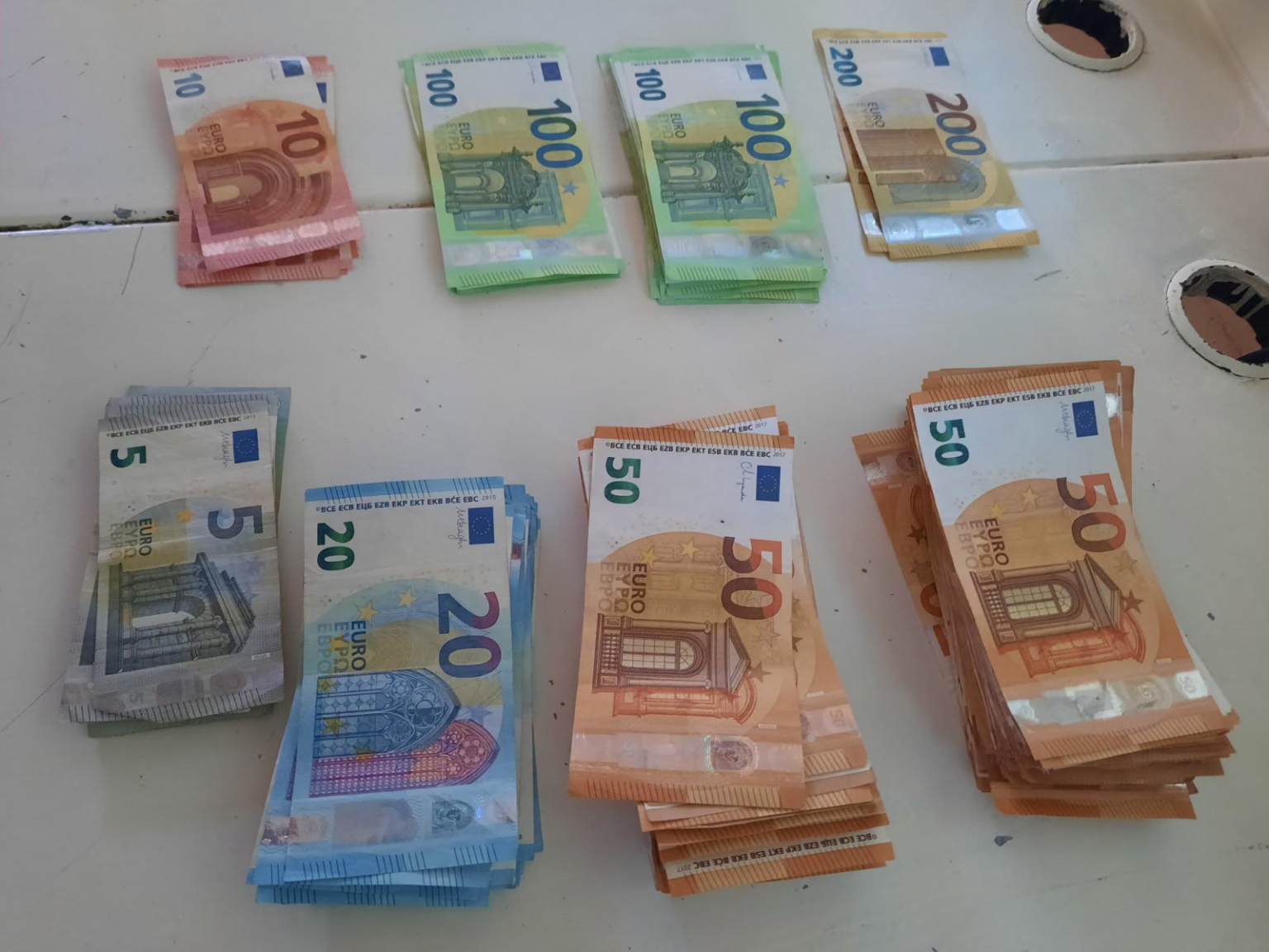Dogana zbulon rreth 13 mijë euro të padeklaruara