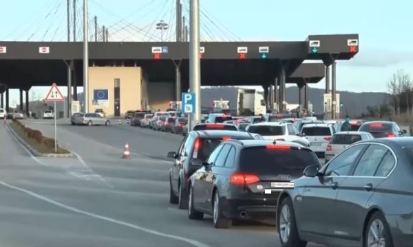 Kolona deri në 500 metra, kjo është gjendja aktuale në pikat kufitare për të hyrë në Kosovë