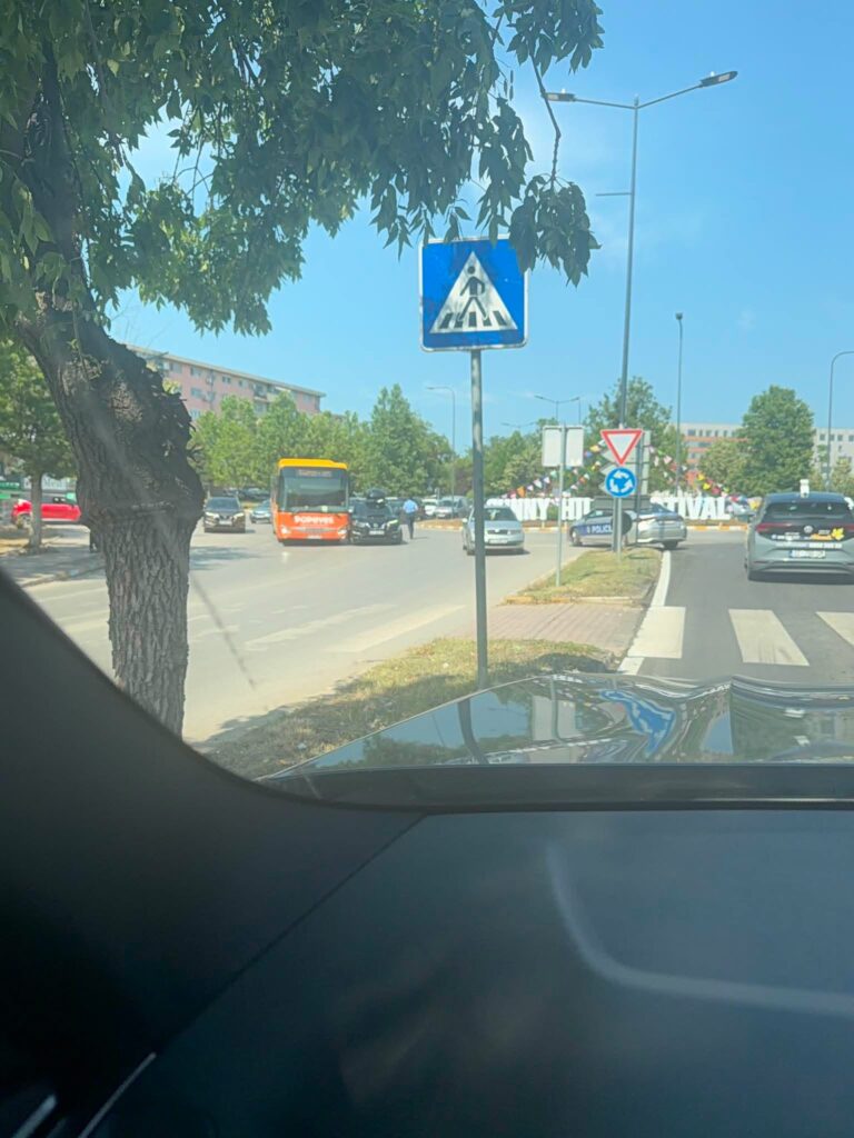 Aksident mes një veture dhe një autobusi në Prishtinë, policia në vendngjarje