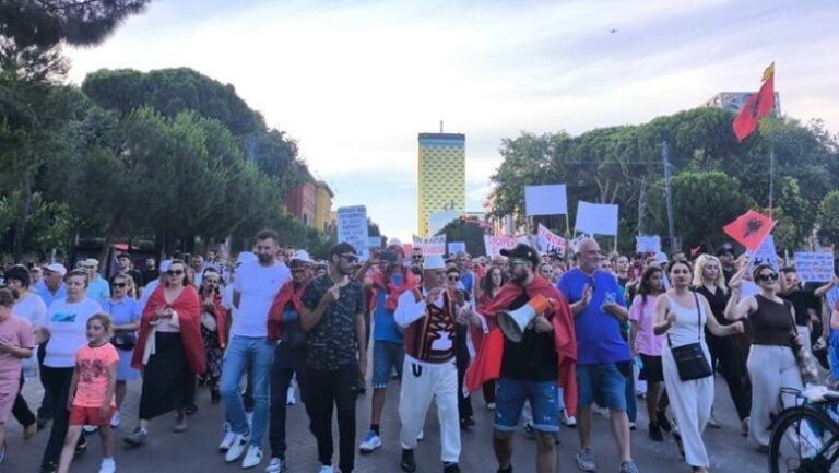 Protesta para Kryeministrisë hyn në ditën e 44-të, qytetarët përsërisin kërkesat ndaj qeverisë