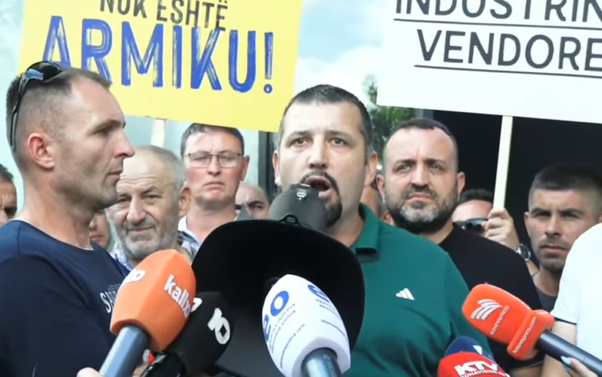 Prodhuesit e qumështit në protestë: Katër ditë pa grumbullim, qumështi “Vita” është i Kosovës, jo i Serbisë