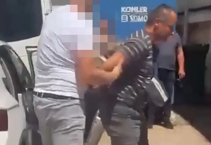 Dyshohet se dha informacione për një varrezë masive në Kosovë, Serbia arreston një person për “spiunazh”