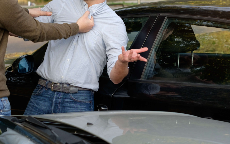 Sherri për parking në Lipjan eskalon me armë e shkop druri – babë e bir përfundojnë në ndalim