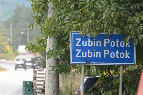 Policia zbulon arsenal municioni dhe pajisje ushtarake në tri shtëpi të pabanuara në Zubin-Potok