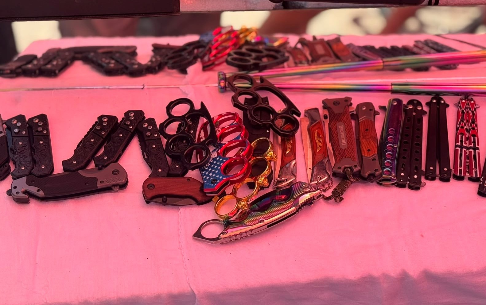 Sekuestrohen dhjetëra mjete të mprehta, “boksa” metalikë dhe shufra në Pejë