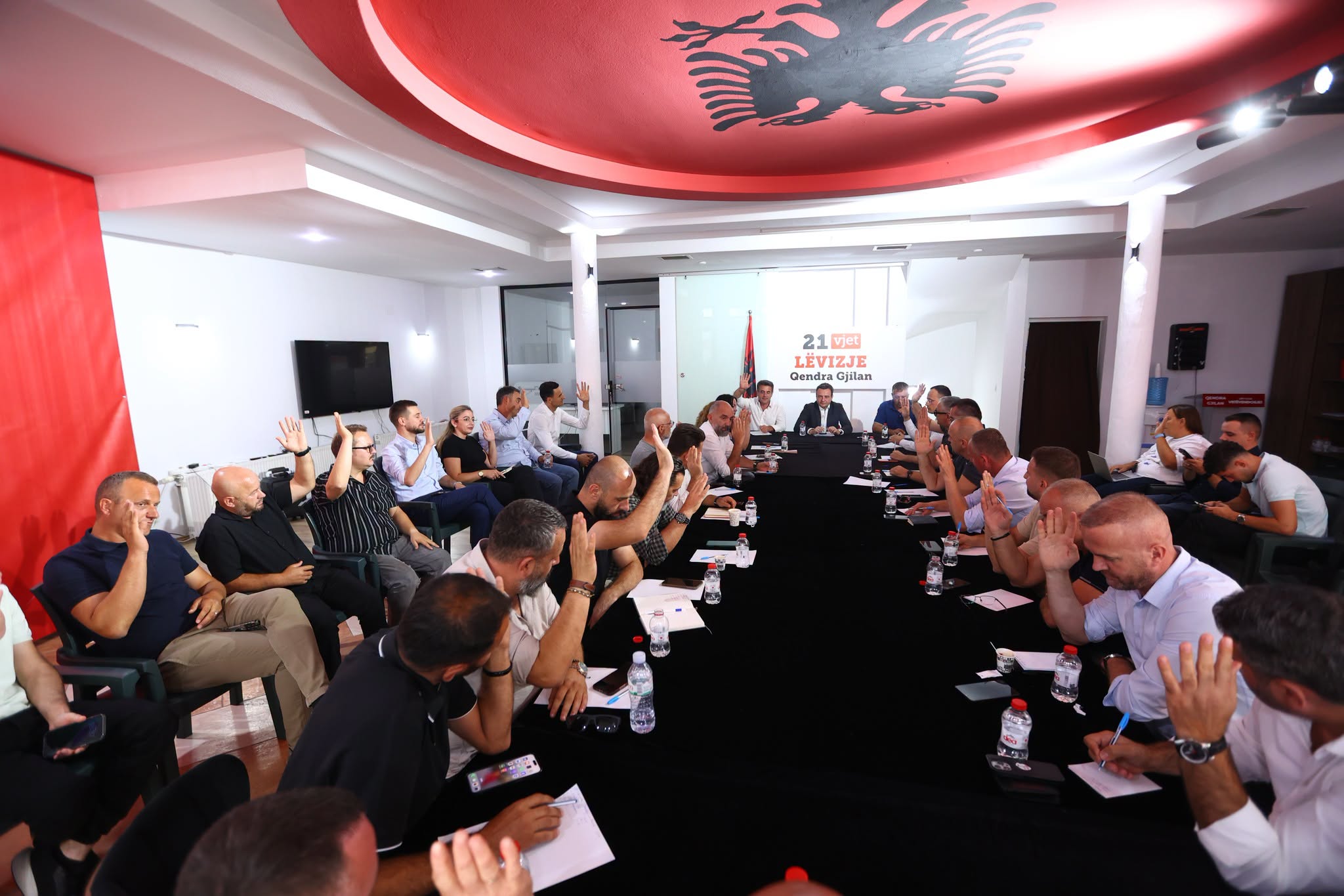 Albin Kurti e mblodhi partinë, shkuan në Gjilan!