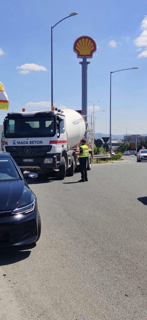 Policia gjobit kompanitë që shkelën kufizimin për kamionët mbi 20 tonë në autostrada –