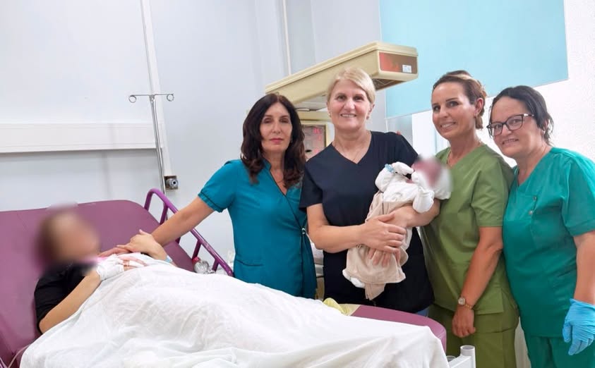 Në Spitalin e Mitrovicës kryhet një lindje natyrale, një bebë mbi 5 kilogramë