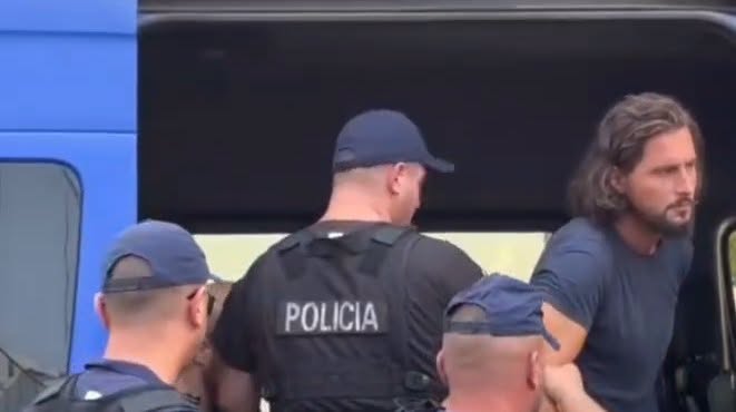“Sokrat, jemi këtu o shpirt”, momenti kur i dyshuari për vrasjen e turistit mbërrin në Gjykatën e Sarandës