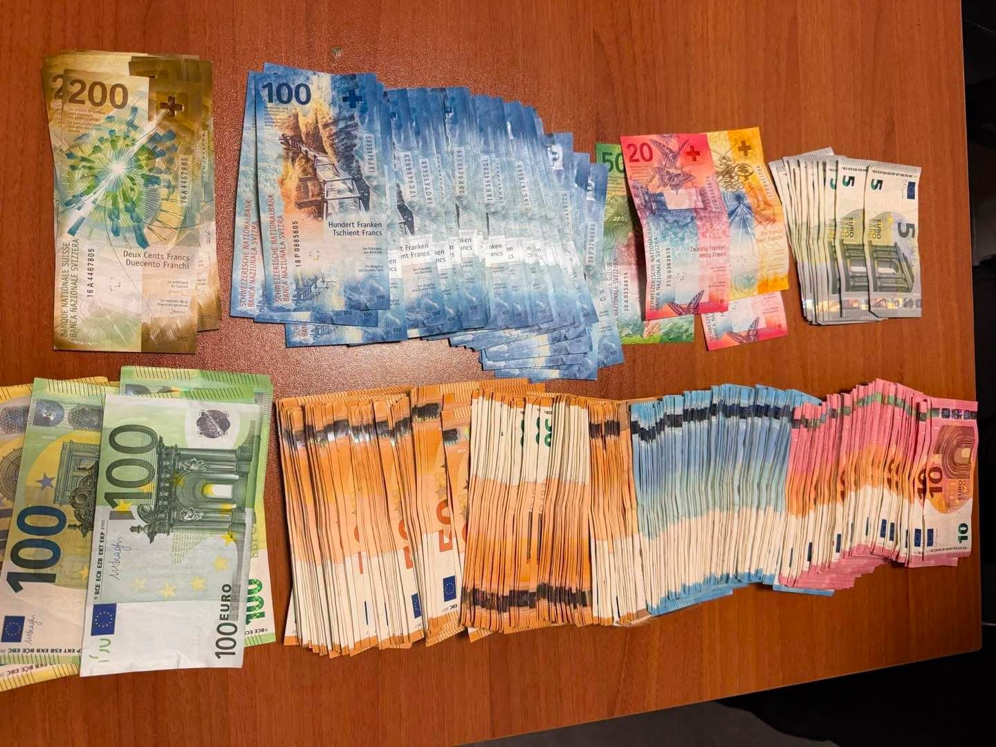 Dogana gjen mijëra euro e franga e mjete të tjera monetare të padeklaruara te Dheu i Bardhë